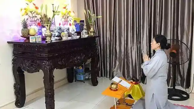 cach-tung-kinh-cau-sieu-tai-nha