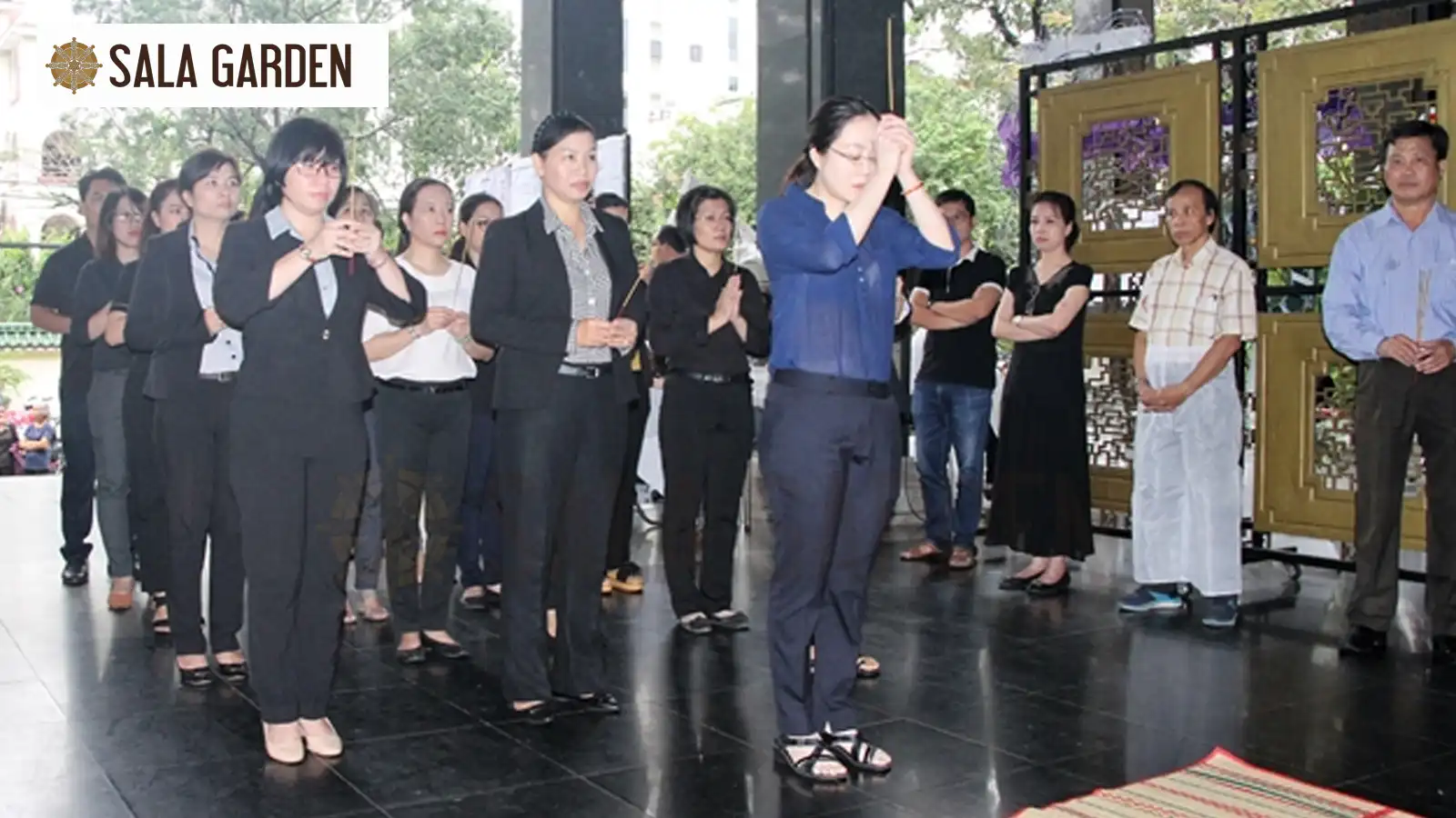 huong-dan-cach-vai-lay-khi-di-vieng-dam-tang-dung-chuan