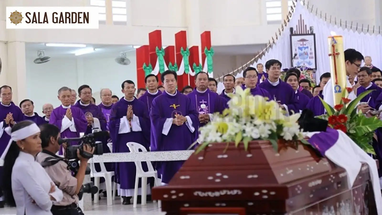 nguoi-cong-giao-vai-lay-trong-dam-tang