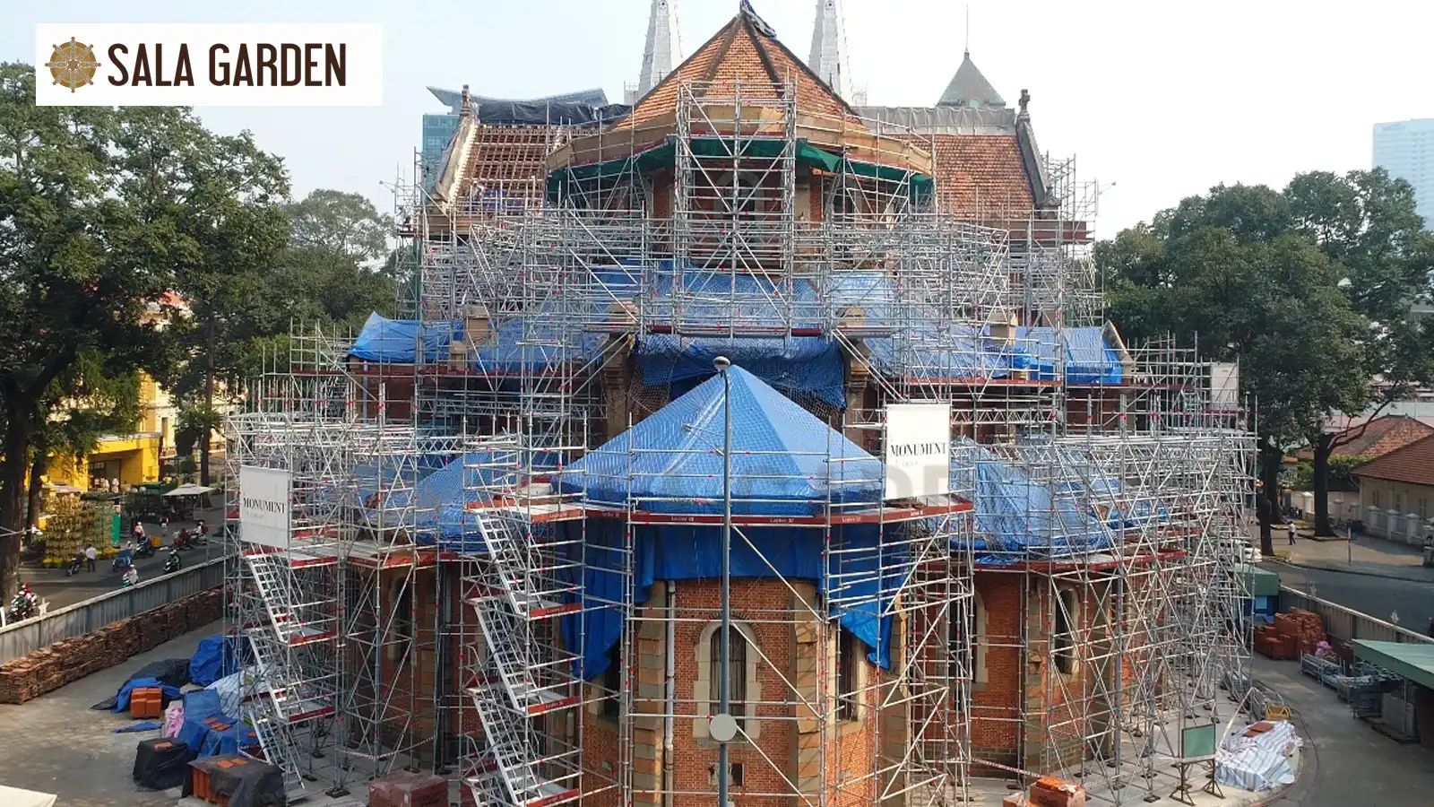 nha-tho-duc-ba-sai-gon-dang-trung-tu