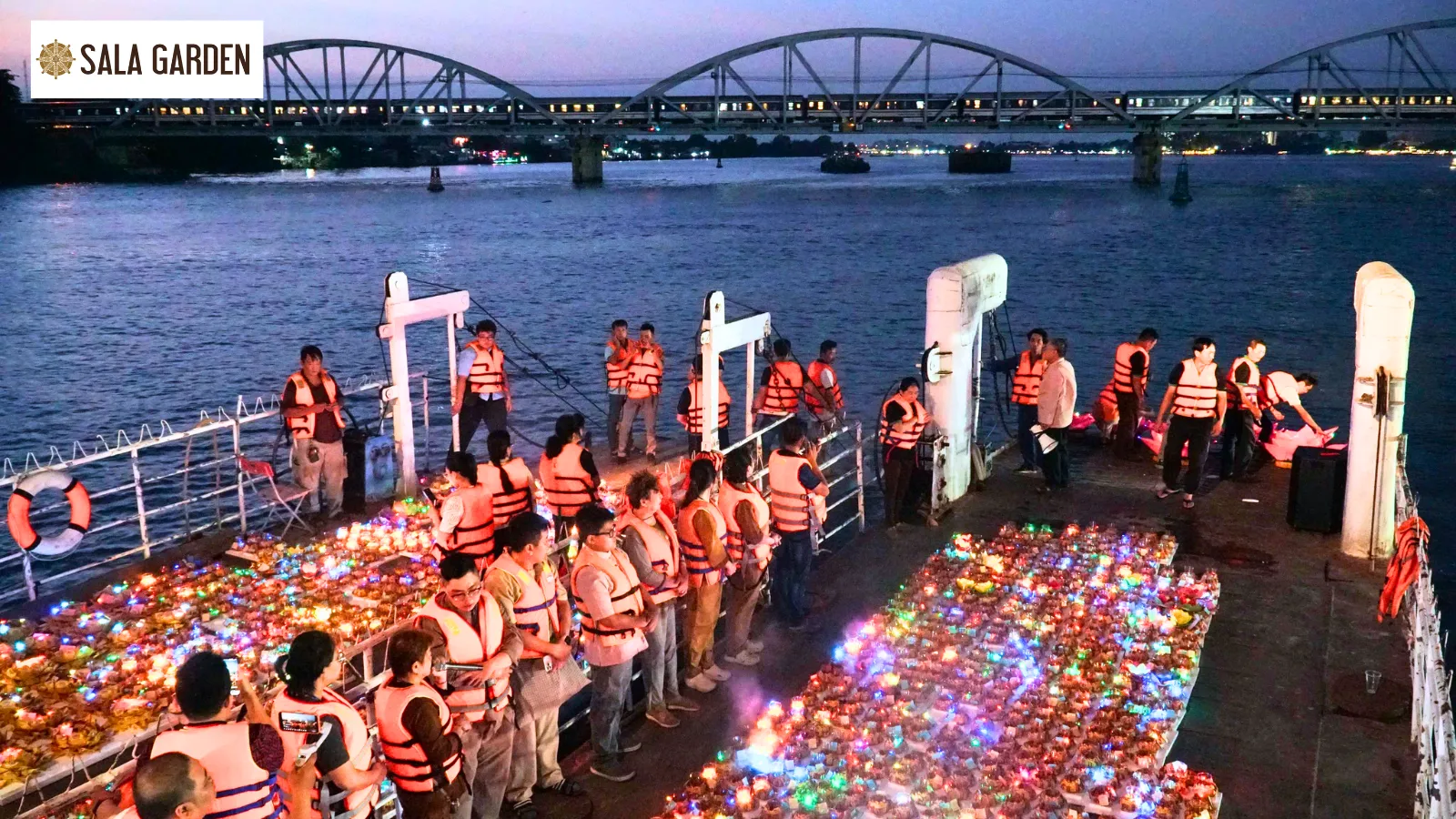 hoa-dang-tren-song-dong-nai