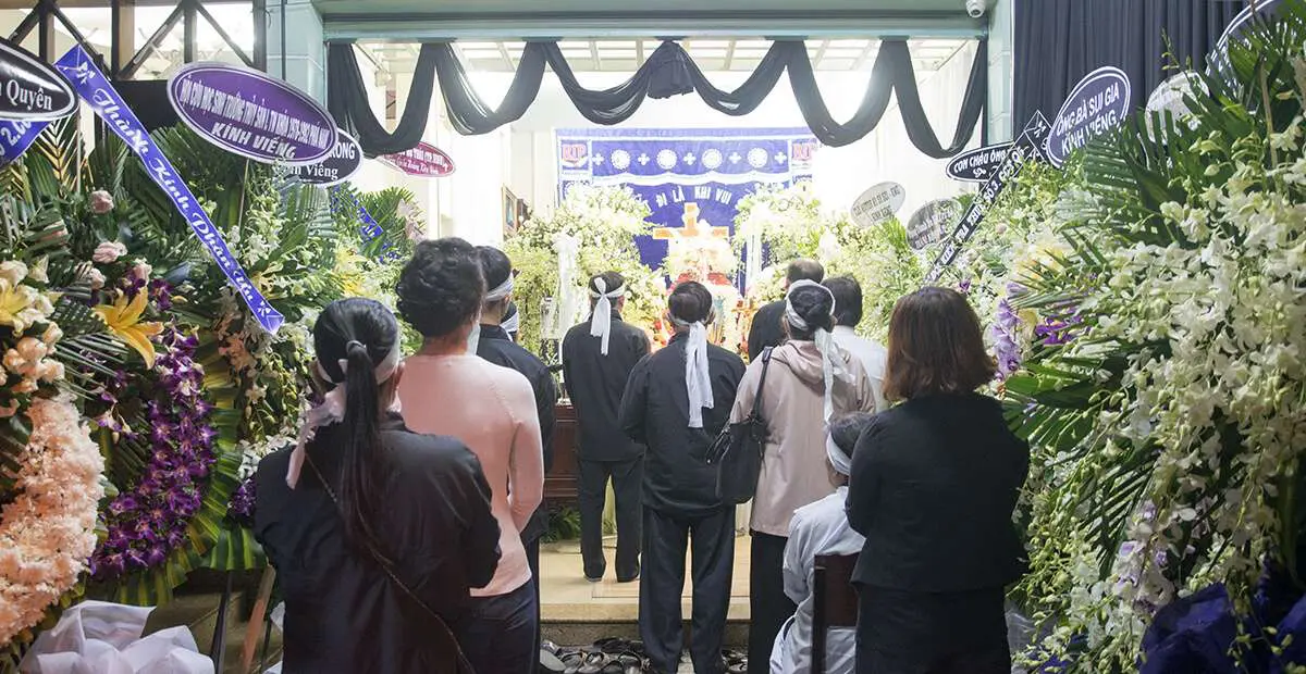 đọc kinh đám tang đạo Công Giáo